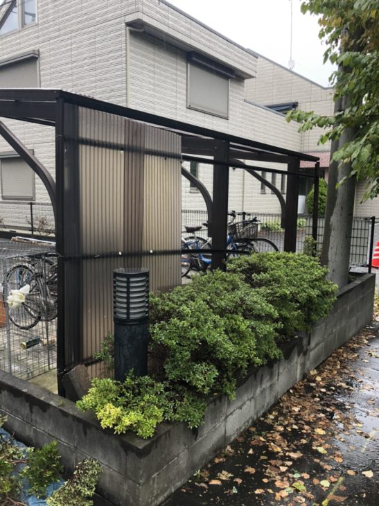 マンション駐輪場、屋根の修繕中。