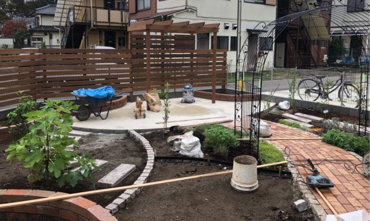お手入れのしやすいお庭にリフォーム中