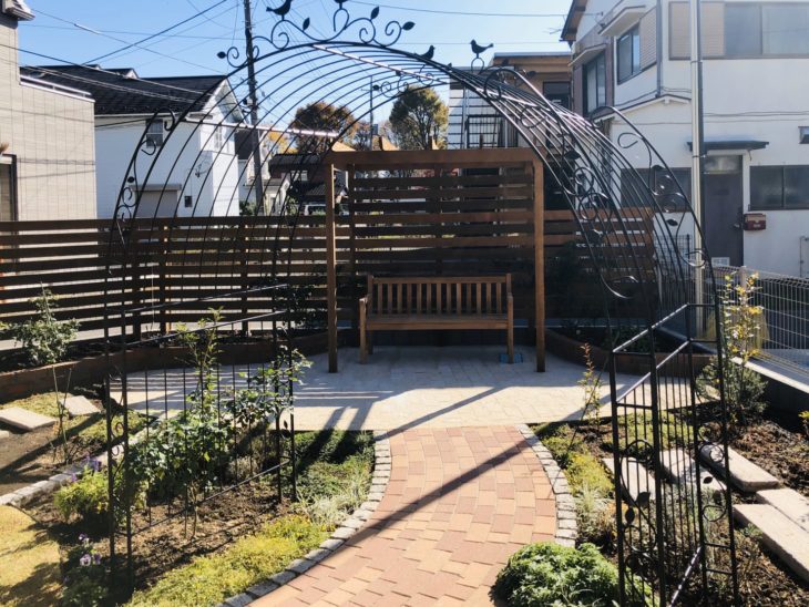 ガーデンベンチで完成です