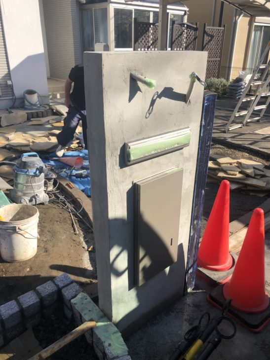 宅配ボックスやポスト周りをまとまり良く