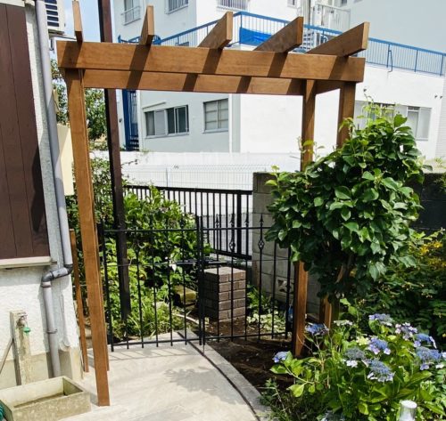 木製とアイアン調の組み合わせ