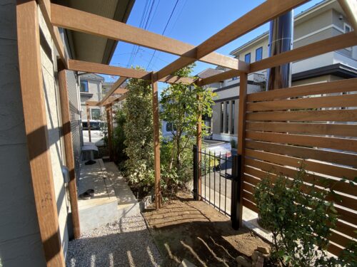 つる薔薇のお庭づくりは土台が大事