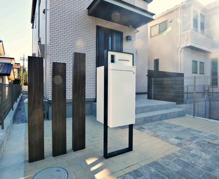 宅配ボックスのあるご新築玄関周り