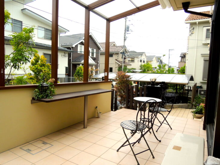 テラスで風を感じる季節