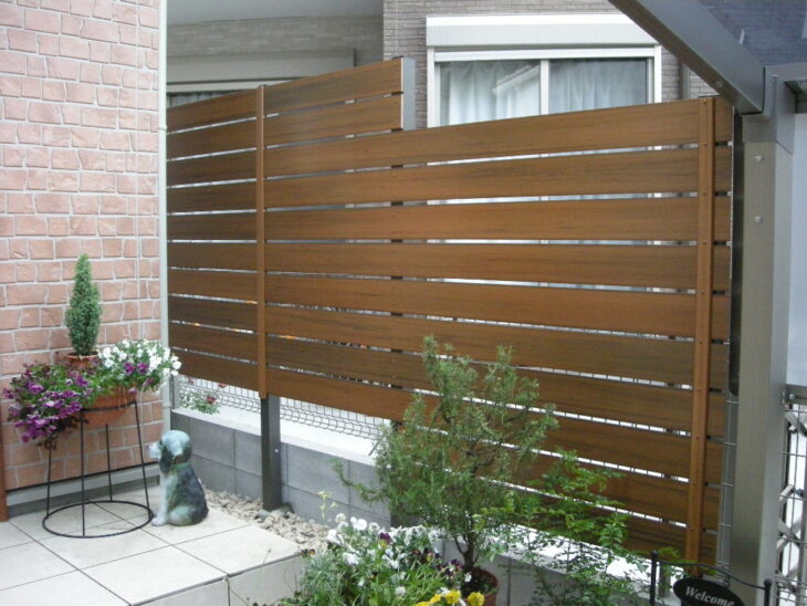 玄関前の目隠しフェンス