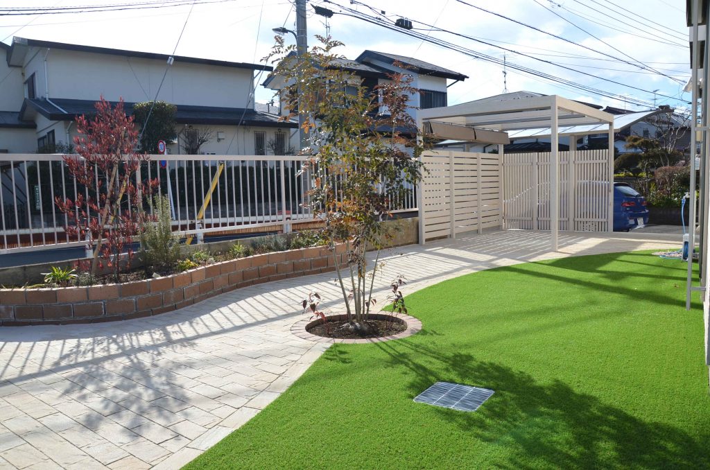 シンボルツリーと人工芝にリフォームした庭