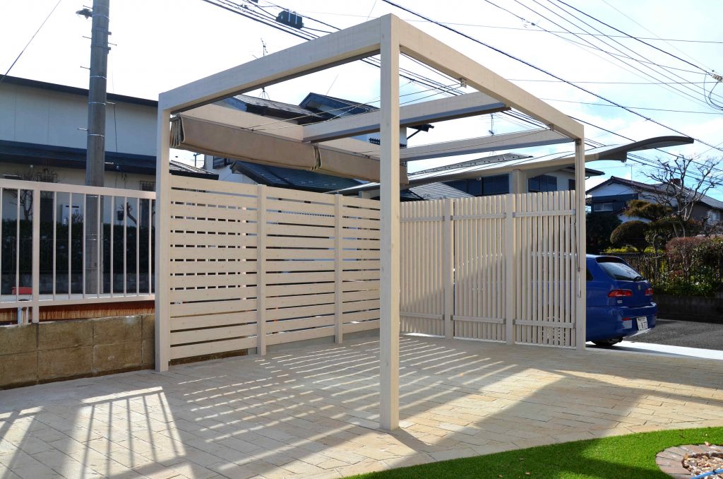 木目調パーゴラと目隠しフェンス