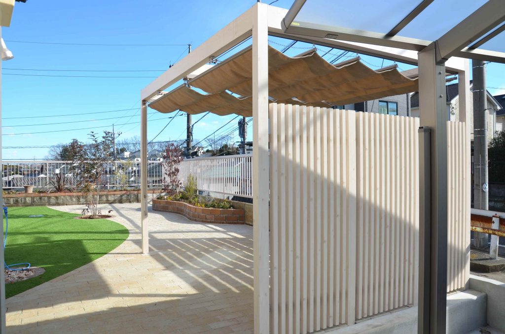 パーゴラと人工芝のある庭にリフォーム