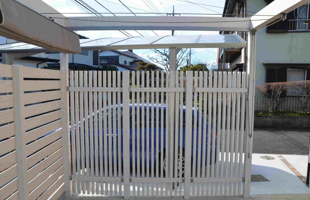 目隠しフェンスを兼ねたパーゴラ