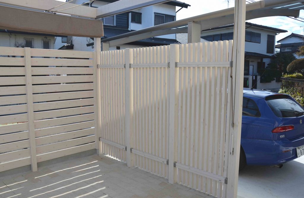 目隠しフェンスを兼ねたパーゴラとカーポート